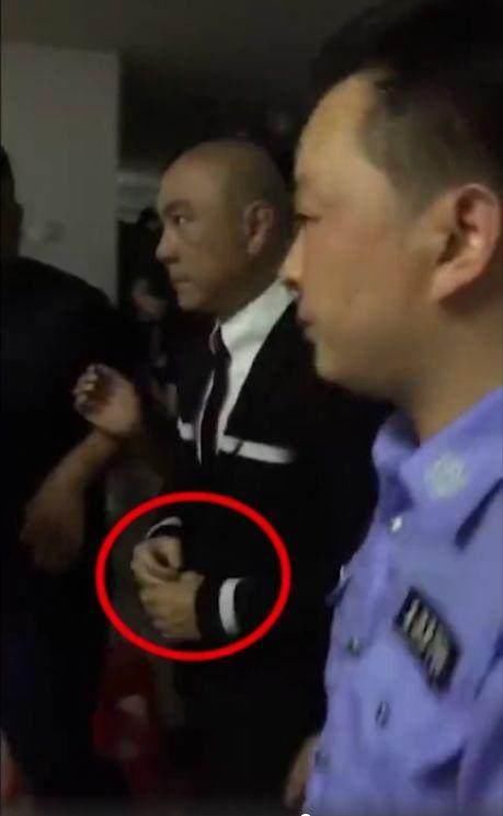 张卫健给粉丝送自拍福利，却是因为造谣者，老实说你是不是美颜了