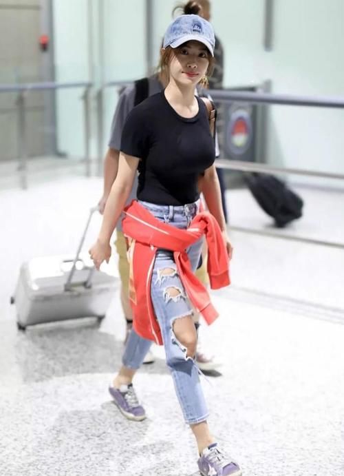 蔡依林最新机场街拍，一转身就惊艳了，网友：这么敢穿？