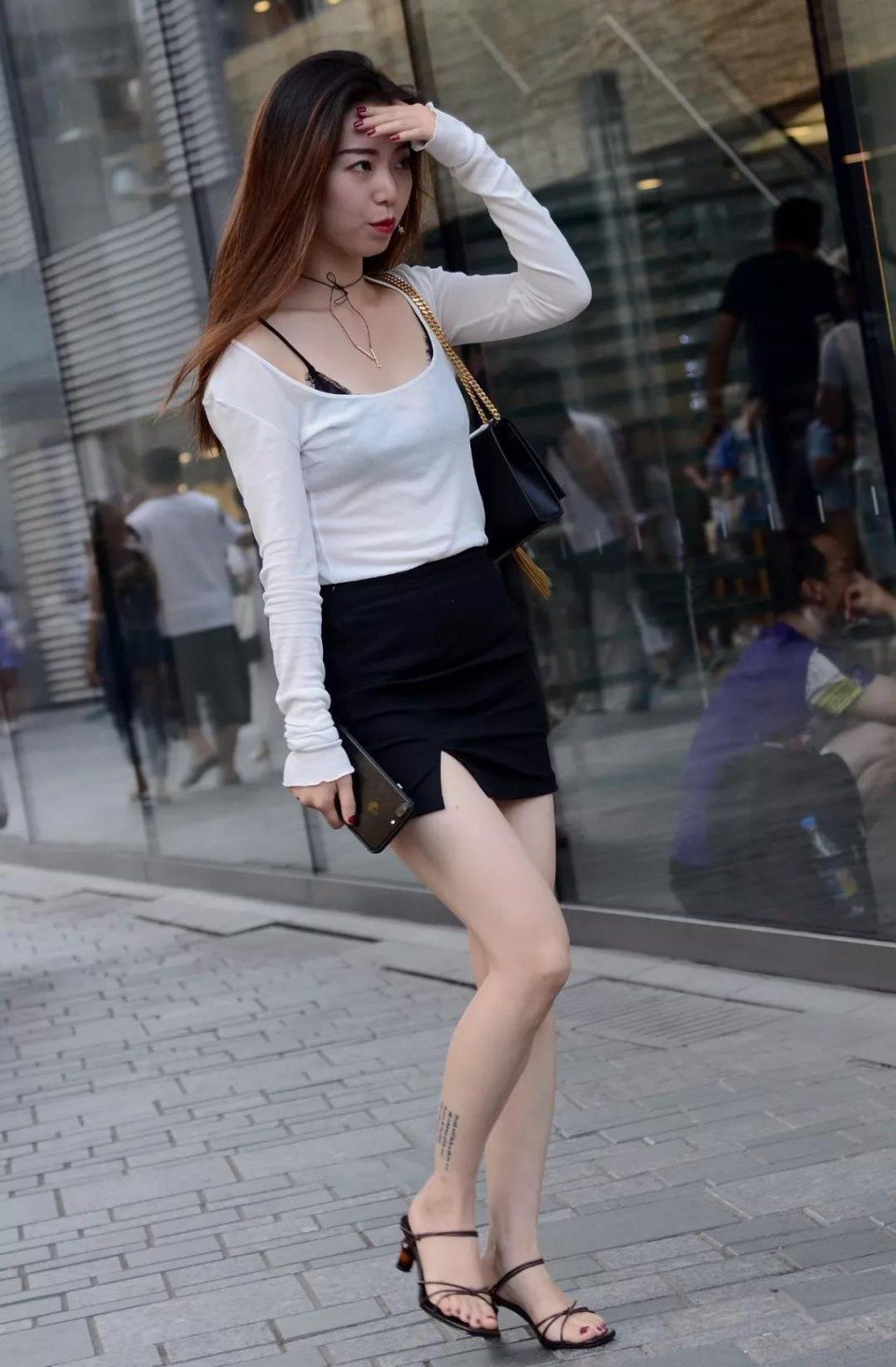 街拍：体态丰满性感，穿黑短裙超性感气质的美女