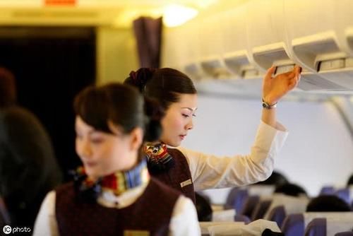 飞机上还有“隐藏服务”?很多人不知道,你不开口空姐不会帮你