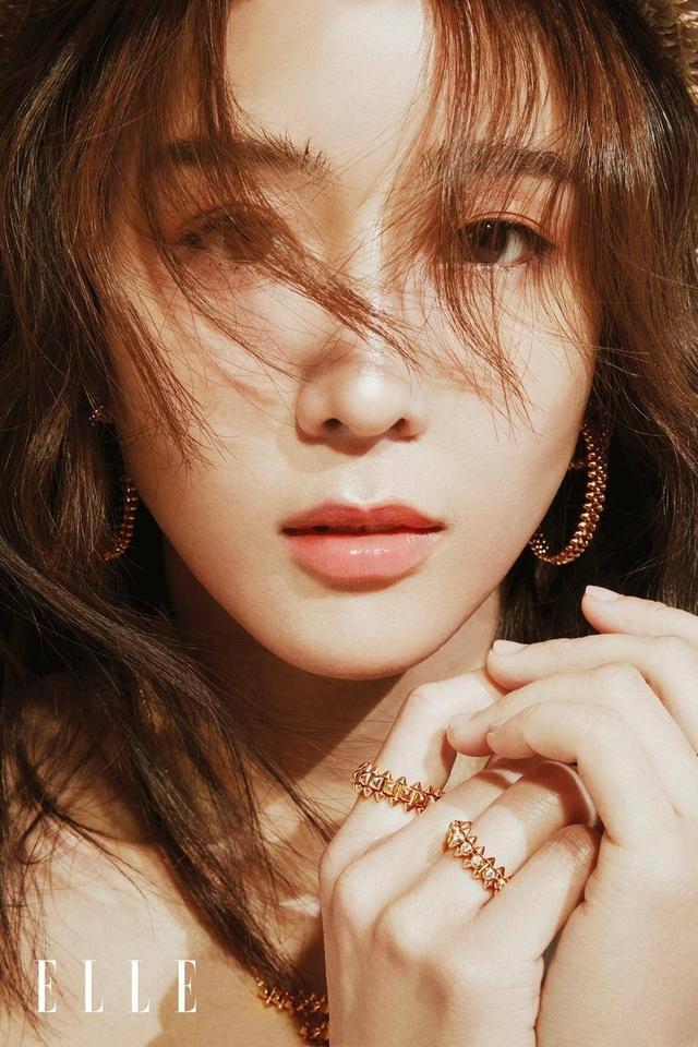 「气质」张钧甯港版刊物封面大片,淡淡妆感搭配卷发,明媚清新的优雅气质