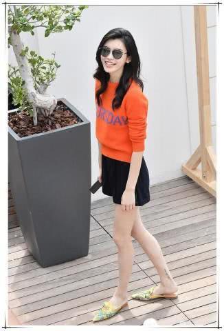 奚梦瑶这么开放？穿个“内衣”就来机场，网友：越暴露越时尚？