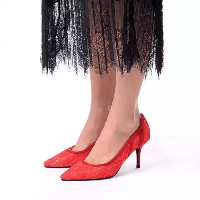 精致的镂空蕾丝为高跟鞋注入浪漫气息