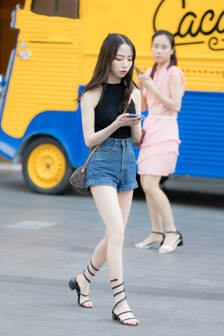 街拍：火辣大胆的美女小姐姐，飘逸的秀发，让人怦然心动