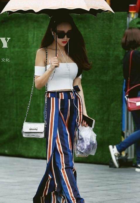 曲线迷人的牛仔裤美女，展露时尚的气质，特别的夺目！