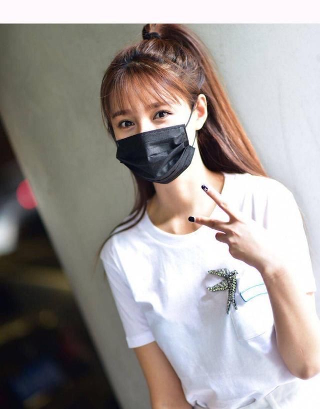 沈梦辰戴着口罩出街 网友隔空喊话：遮住了半脸依旧撩人