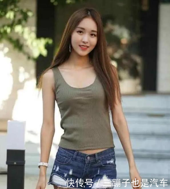  美女■街拍：皎若秋月的美女，一件墨绿色背心配牛仔短裤，青春活力气息
