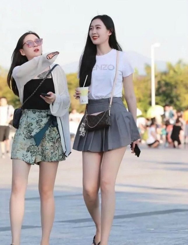 樱桃小嘴的小姐姐，穿裸色露肩连衣裙，腿部开叉露出傲人白皙长腿