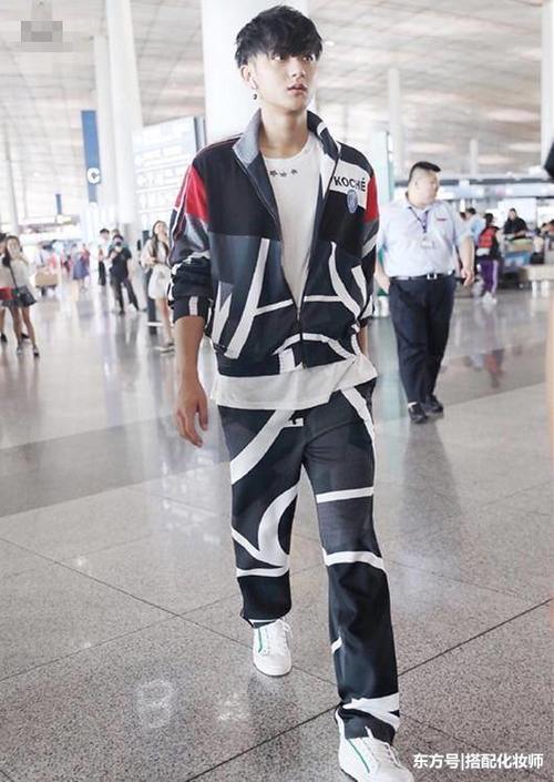 黄子韬现身，穿了身这样的衣服，真是不怕热！