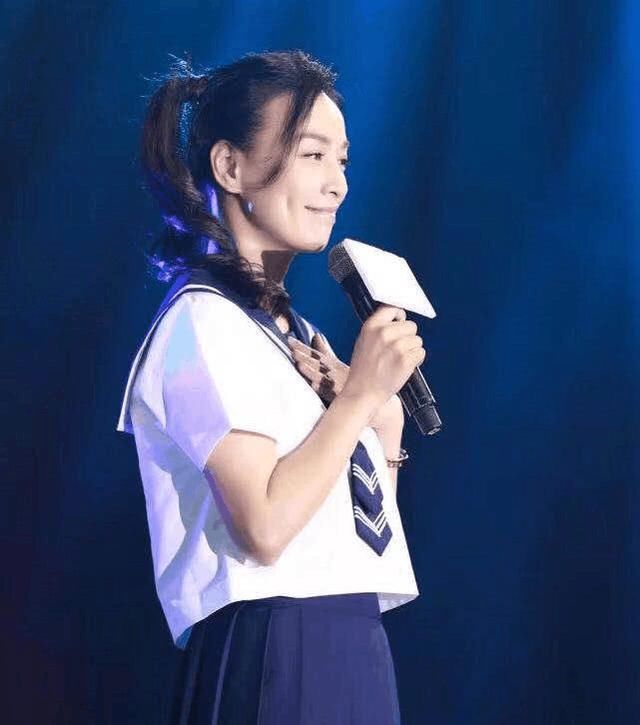 48岁的张庭太可怕了，一袭绿色长裙现身活动，简直越活越年轻