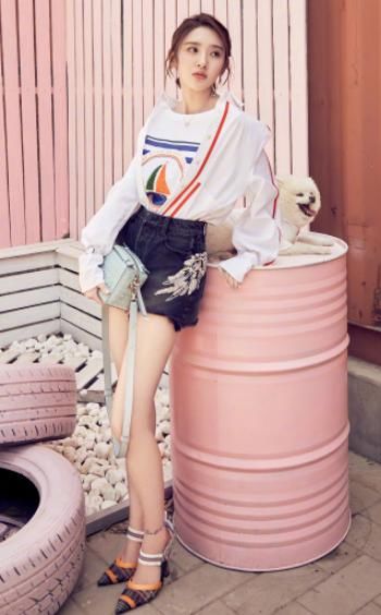 唐艺昕太厉害了,为秀小蛮腰,身穿背带裤,若隐若现很撩人