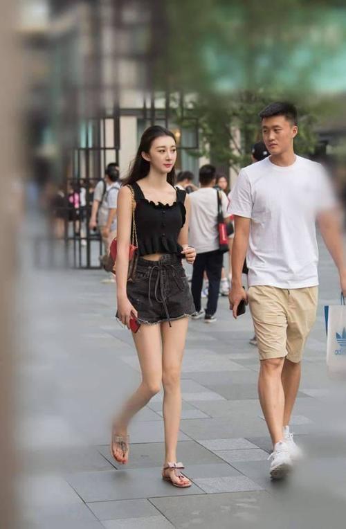 街拍：美女一身穿着休闲又时尚，让人眼前一亮。
