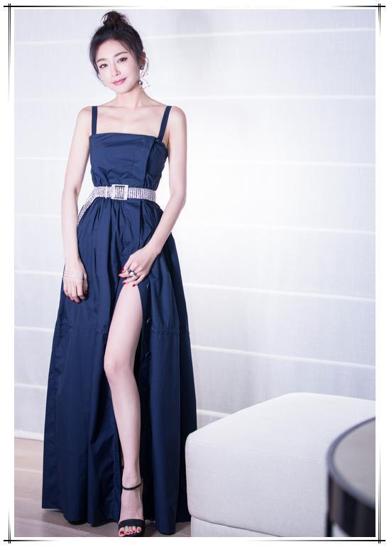 秦岚的时尚我不懂！穿个塑料布就出来了，网友：幸好黄晓明没要你