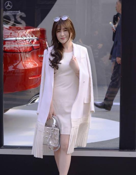  #美女#街拍：气质端庄的美女，一件白色上衣配棕色短裙，时尚优雅气质范