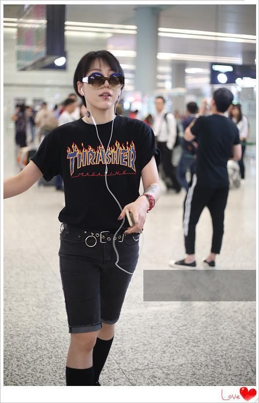 当吴莫愁穿短裤撞上吉克隽逸，网友：豪放与保守的差距一目了然！