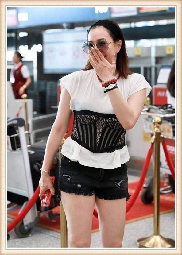 钟丽缇为秀身材，T恤外套腰封，可勒出的水桶腰真是让人不忍直视