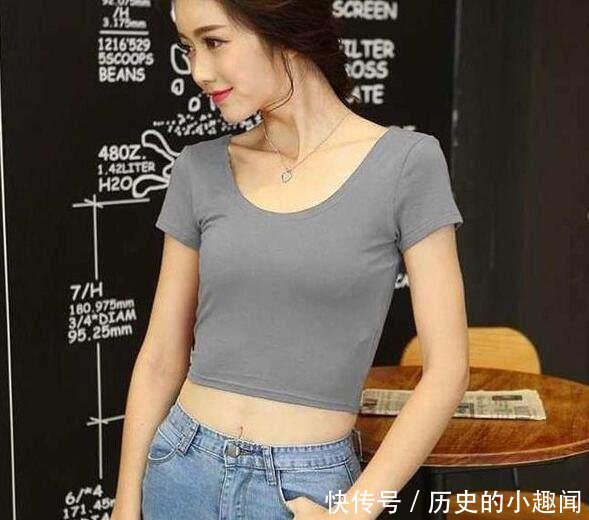 「美女」简单着装的牛仔裤美女,充满青春活力,魅力十足!