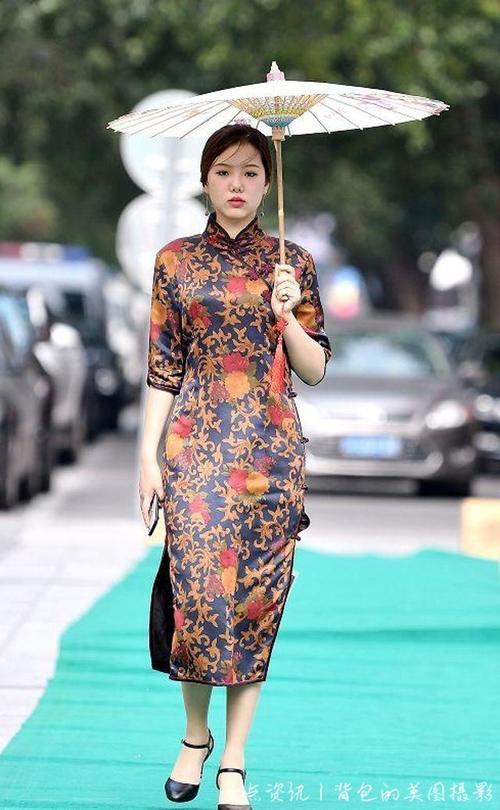 路人街拍，小姐姐的一举一动都在散发着成熟女人味