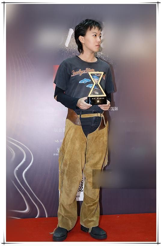 本以为吉克隽逸心型裤够豪放了，可看到窦靖童的拼接裤，我沉默了