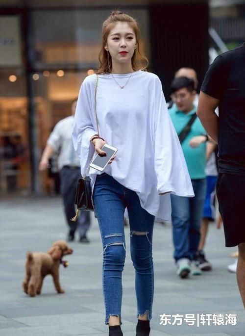 活力时尚的牛仔裤美女，轻松自在，展现街头的休闲风