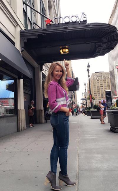 42岁李玟现身维秘秀, 衣服太紧包不住, 网友: 这身材可以上T台