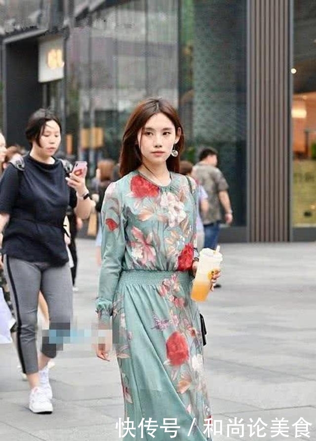 「 显得」连衣裙展现小清新的淑女范，简洁大气显得格外的俏皮活泼,