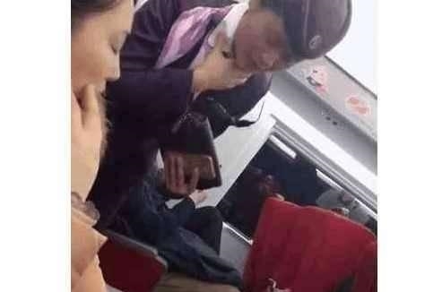  让座@女大学生买的高铁站票不给原乘客让座, 网友竟各执一词