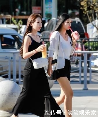  『穿着』小姐姐为证自己腿长，穿“美人鱼裙”，结果搭高跟鞋还没闺蜜高！