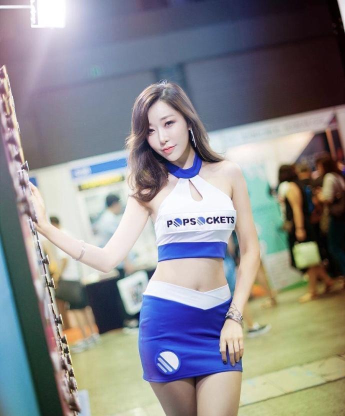 街拍:小姐姐简单而又不简约的装扮,热裤VS包臀裙哪种更好看！