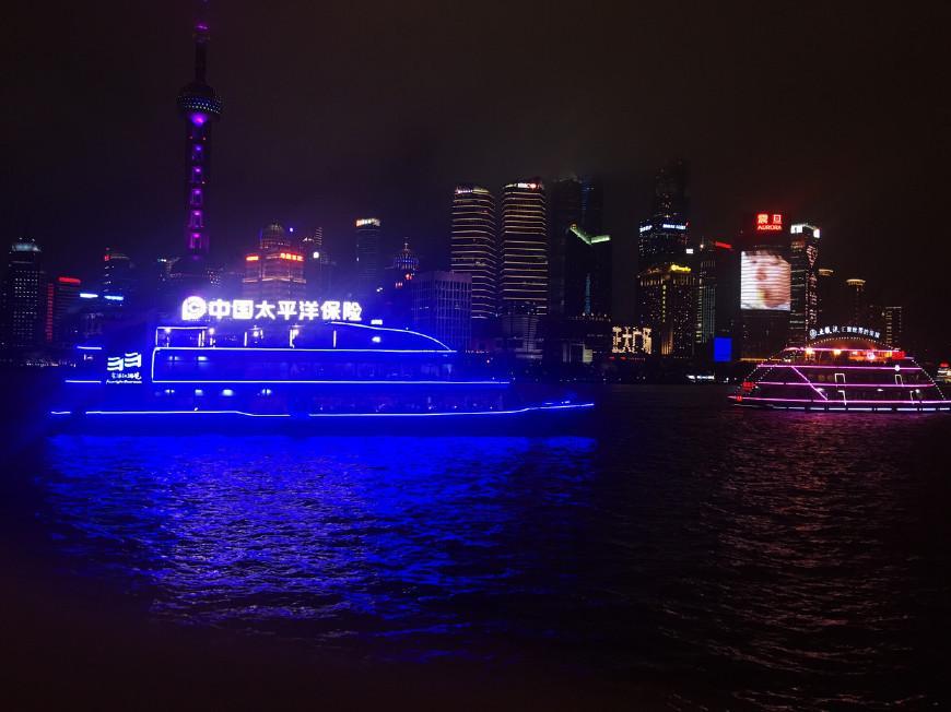 魔都—上海 雨中的外滩夜景