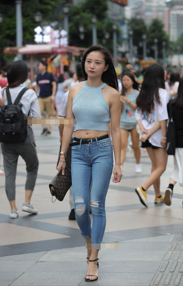 潇洒玉女紧身露脐背心蛮腰曲线柔美，走路的姿态像超模一样有气势