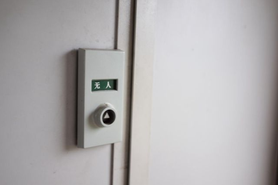 越南的火车很大气,比中国的高铁还宽敞,里面的中文让人眼前一亮