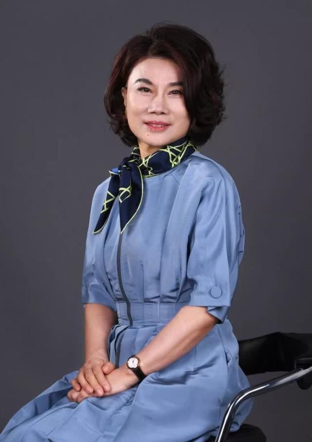  「风范」董明珠太会穿，一袭V领连衣裙优雅大方，真有女企业家的风范