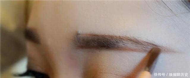 【女人】女人一定要会淡妆,化妆师教你用这些化妆品,手残党一秒就学会