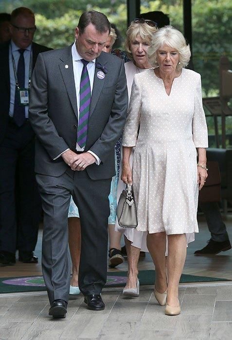 卡米拉和凯特王妃一样节俭，一套白色圆点连衣裙一周内穿了两遍！