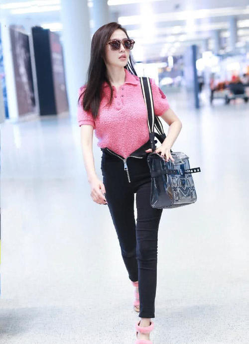 张天爱穿紧身裤竟敢拉开裤门拉链，全靠胯宽撑住，网友：受不了！