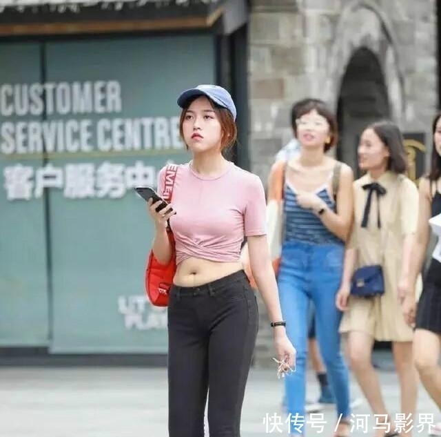 展现出|街拍牛仔裤的小美女,小肚腩有些许尴尬!