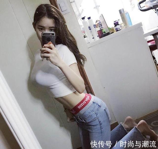 非常简单的紧身牛仔裤，衬托出女人十足的魅力！