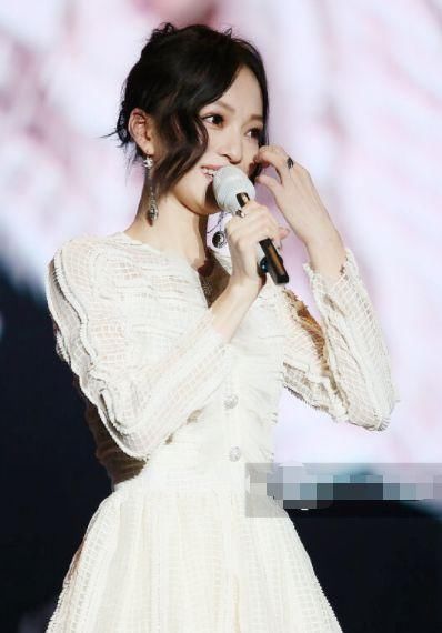 张韶涵身穿一袭灰色收身连衣裙，优雅又迷人，网友:造型美翻了!