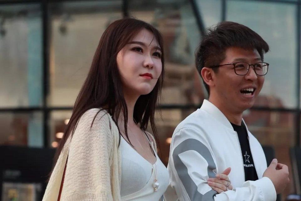 本以为连衣裙很迷人,看了穿紧身裤的姐姐,我被彻底征服了