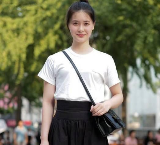 街拍：手包通常也能成为整套搭配的点睛之笔！