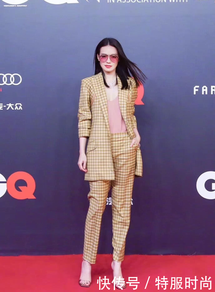 舒淇真敢穿，裙子开叉到大腿秀性感大长腿，性感迷人！