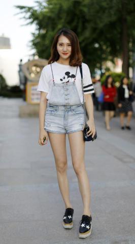 千万别再裙子配高跟鞋！看看下面女人这么穿，瞬间减龄时髦炸