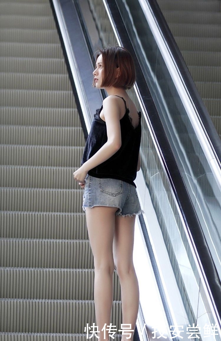  「皮肤很」街拍：小姐姐身穿白色长裙，样子非常可爱，很有少女范