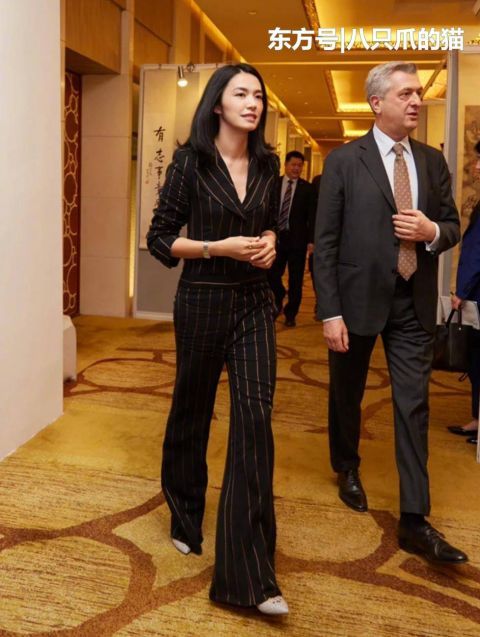 #万能#穿搭秘籍，30岁女生如何穿出气质？从明星穿搭入手，教你万能技