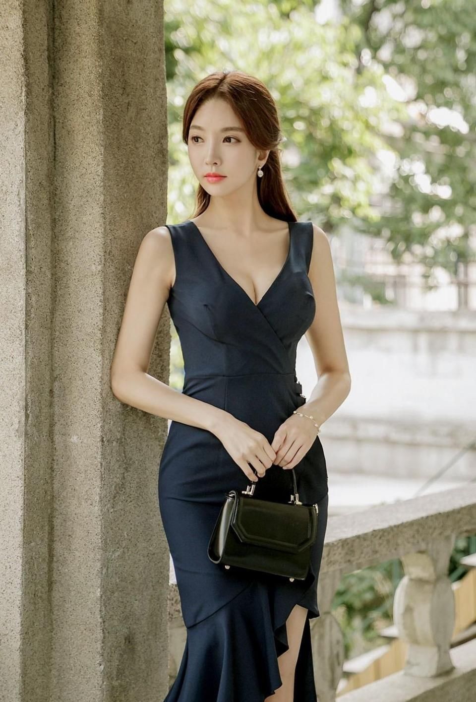 韩国美女身材好气质出众 高跟美腿圆翘臀很诱人