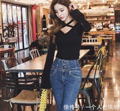 街拍美丽婀娜的牛仔裤小姐姐,展现出的曲线十分的完美迷人!