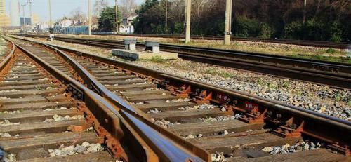  「不锈钢」为什么火车铁轨采用会生锈的钢铁，不采用不锈钢？很