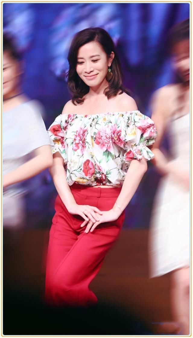 冻龄只服佘诗曼!43岁穿印花一字肩嫩成初恋,撞上热巴都丝毫不差