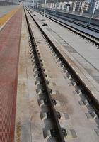 为什么普通列车轨道铺碎石，而高铁轨道却不用？